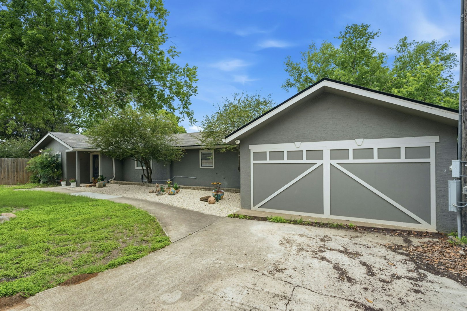 5987 Texas 27 Center Point TX 78010