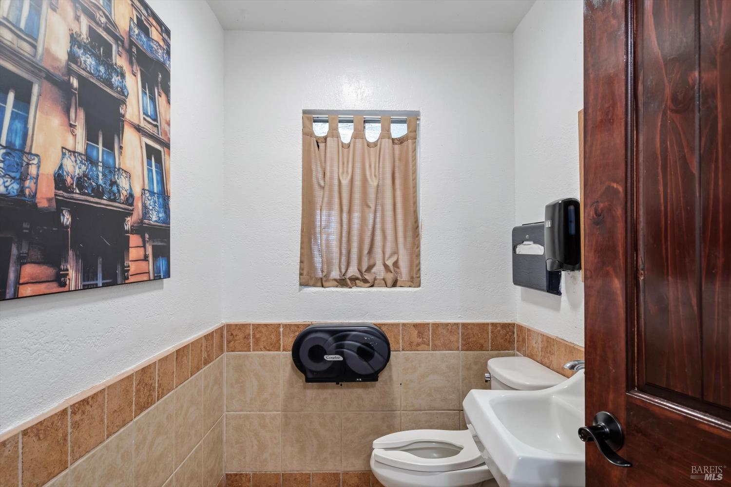 1015 Gravenstein Avenue Sebastopol CA 95472
