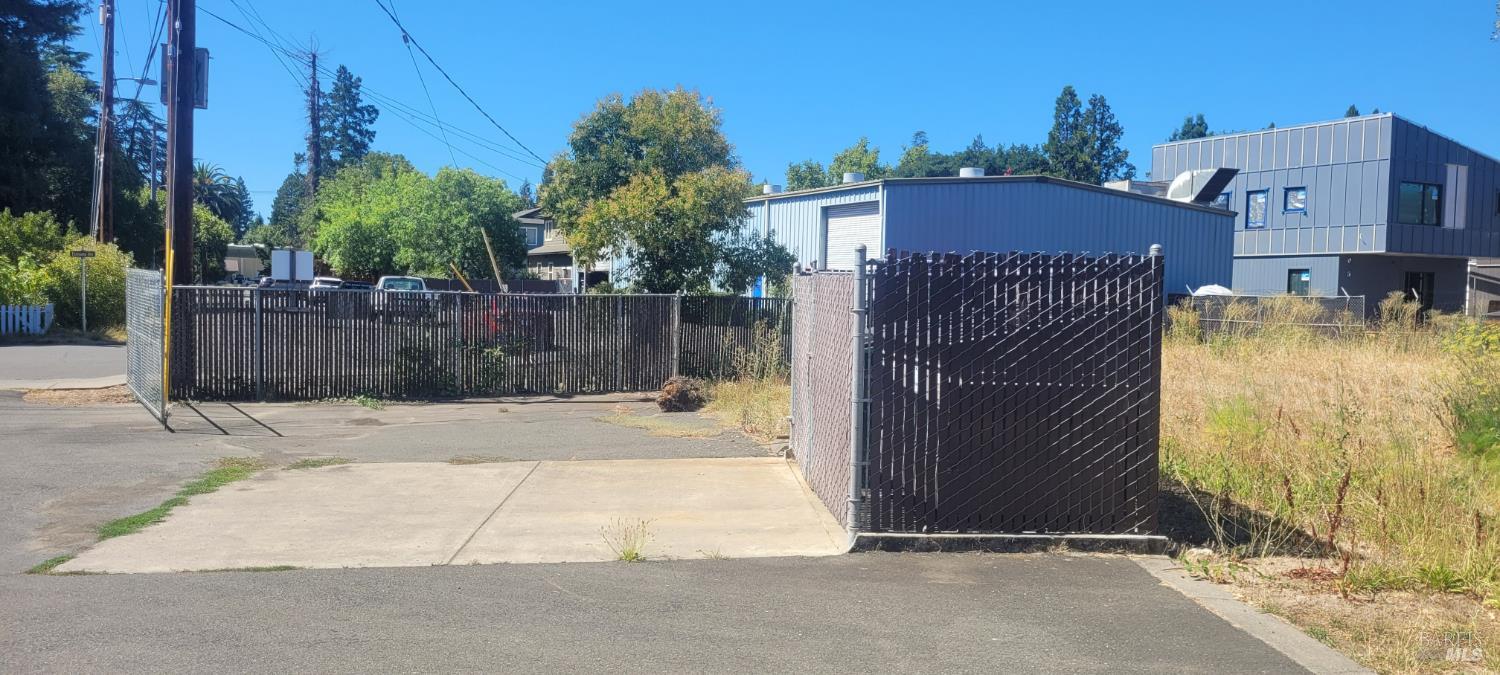 33 S University Street S Healdsburg CA 95448