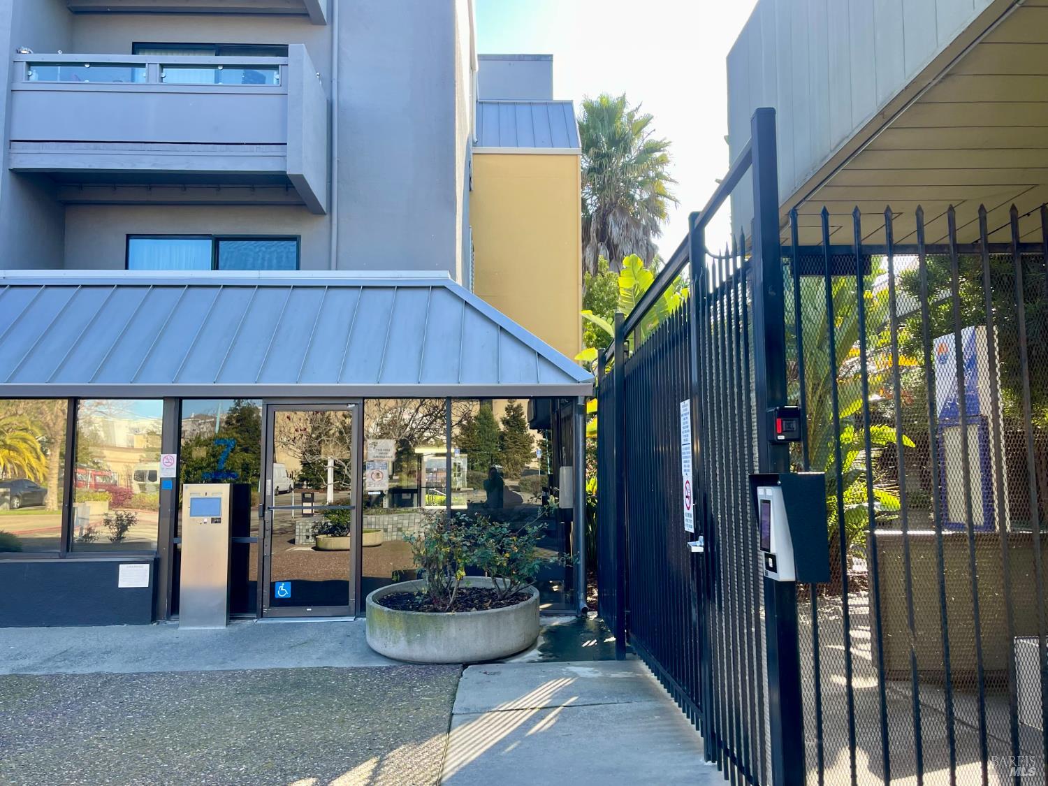 1 Embarcadero W Oakland CA 94607