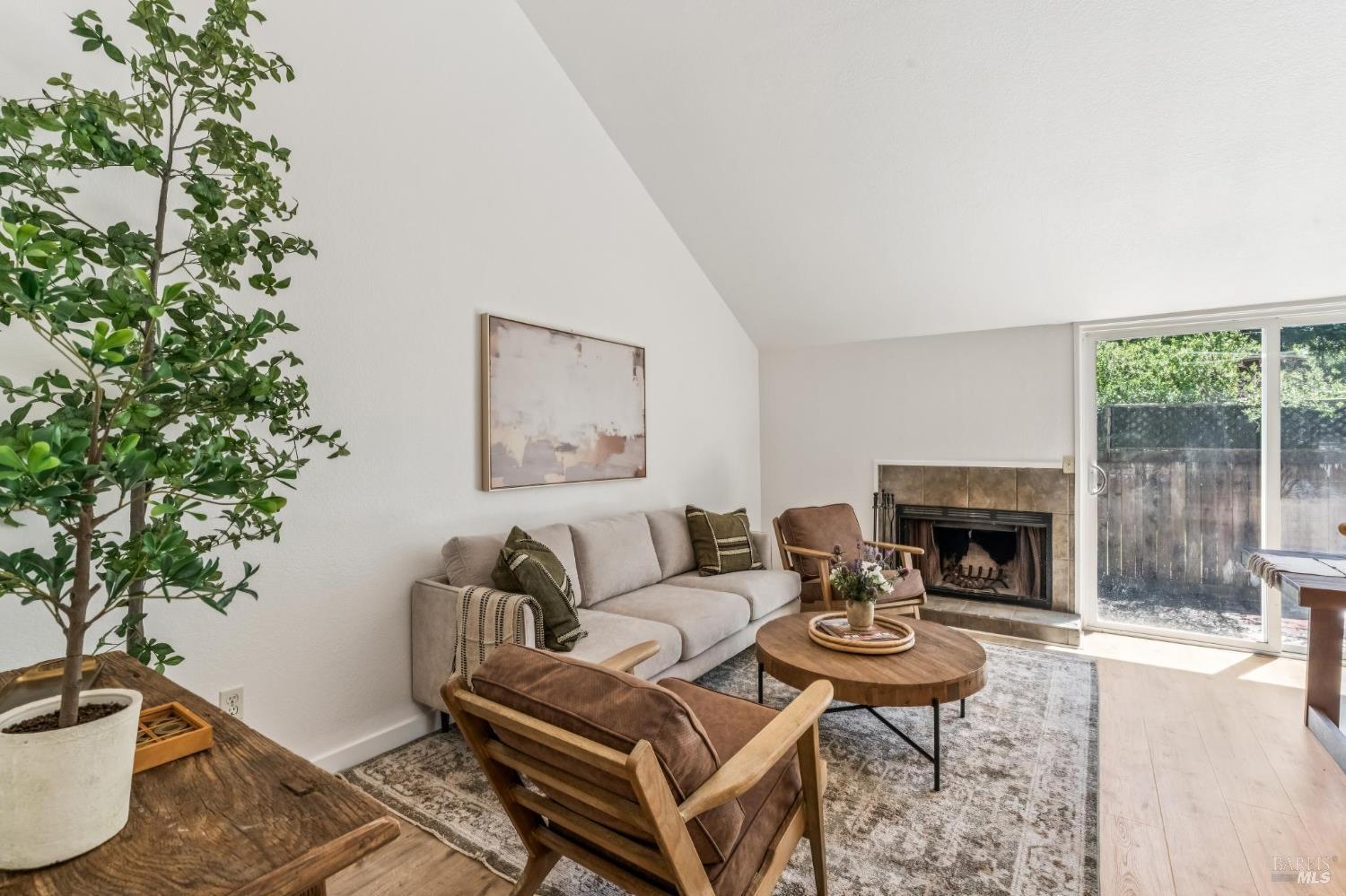 230 Courtyards E Windsor CA 95492