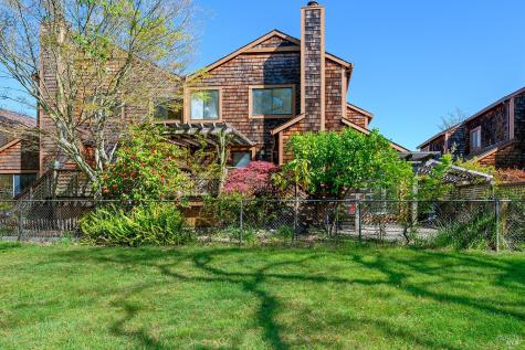 9239 Lakewood Drive Windsor CA 95492