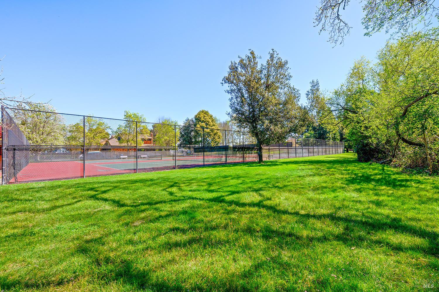 9239 Lakewood Drive Windsor CA 95492