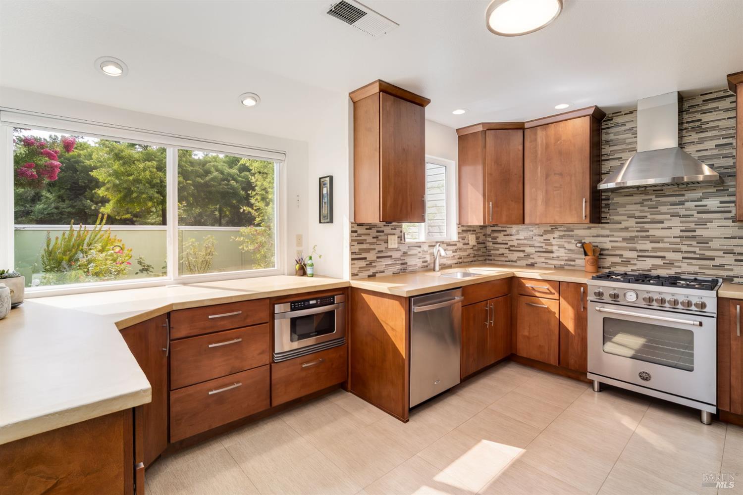 2328 Lakeview Drive Santa Rosa CA 95405