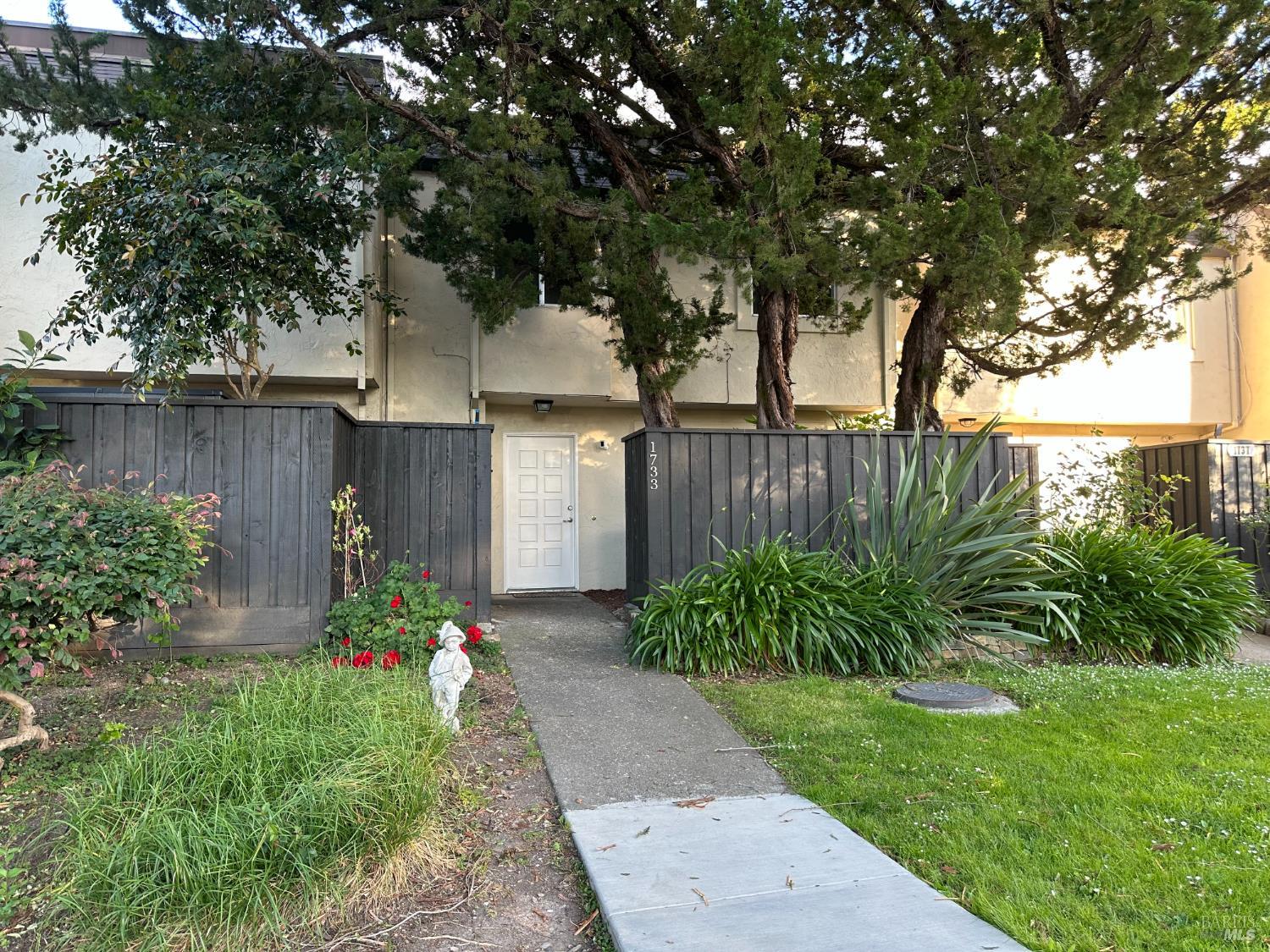 1733 Las Pravadas Court Santa Rosa CA 95409