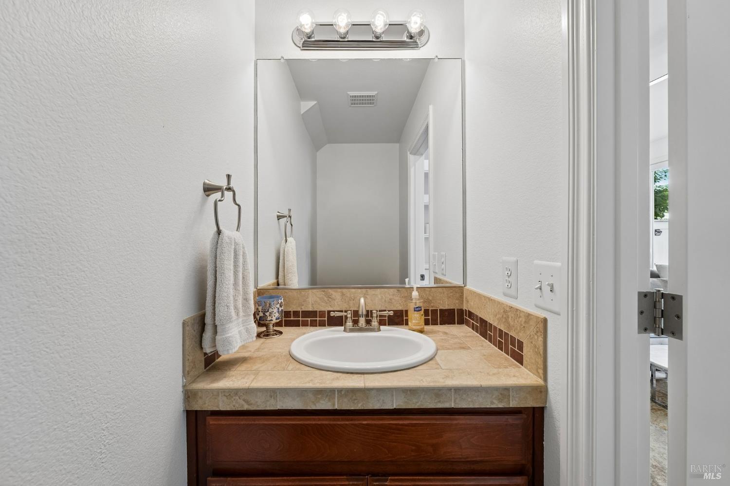 9141 Windsor Road Windsor CA 95492