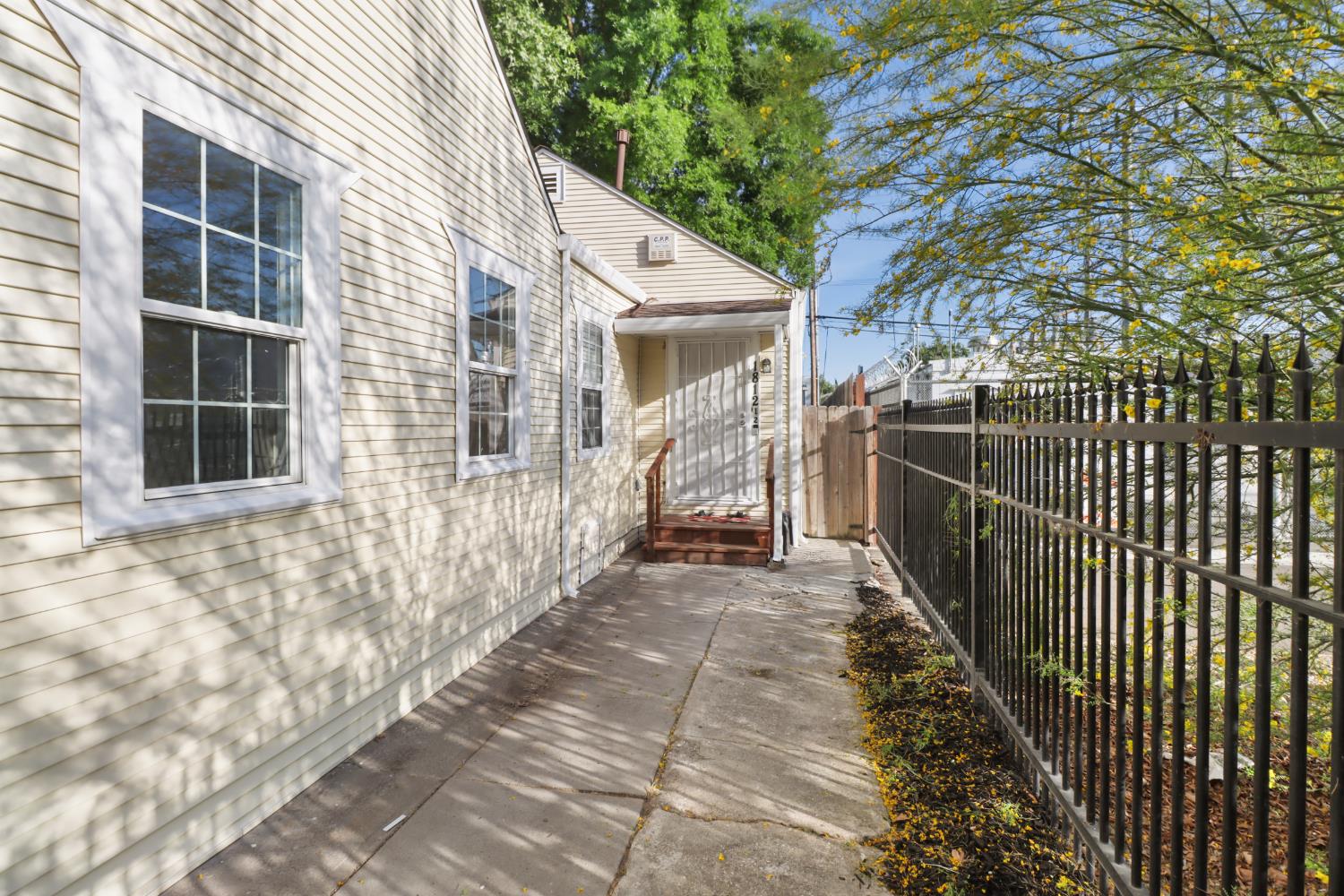 1812 El Monte Avenue Sacramento CA 95815