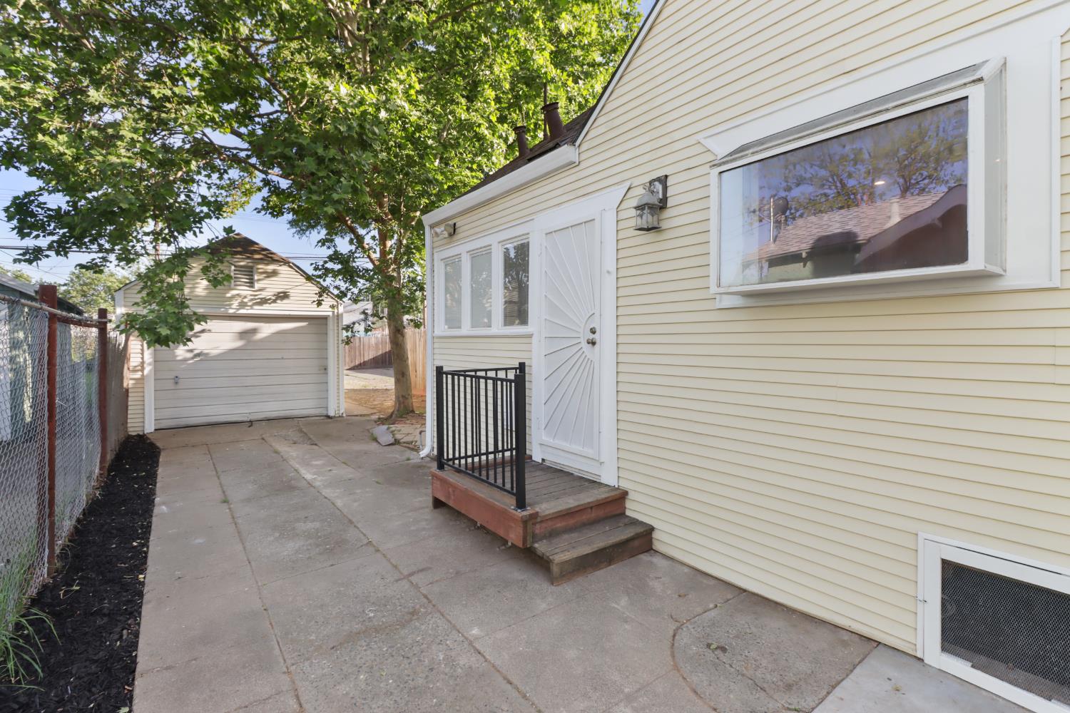 1812 El Monte Avenue Sacramento CA 95815