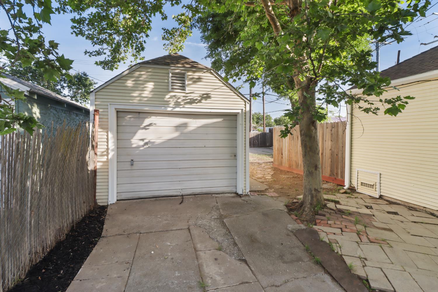1812 El Monte Avenue Sacramento CA 95815