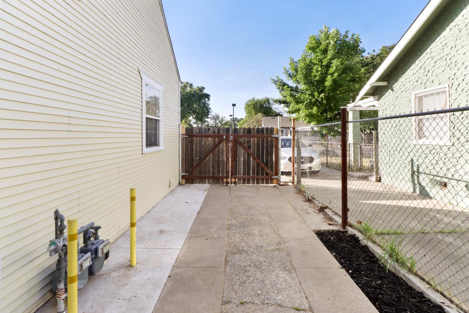 1812 El Monte Avenue Sacramento CA 95815