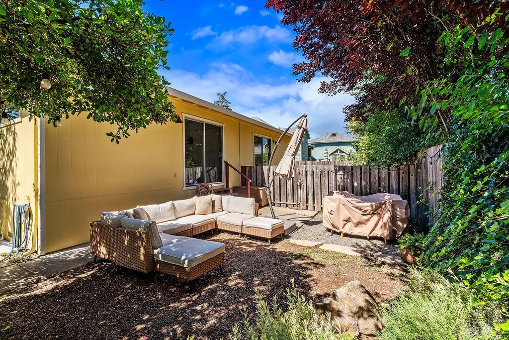 327-329 Plaza Street Healdsburg CA 95448