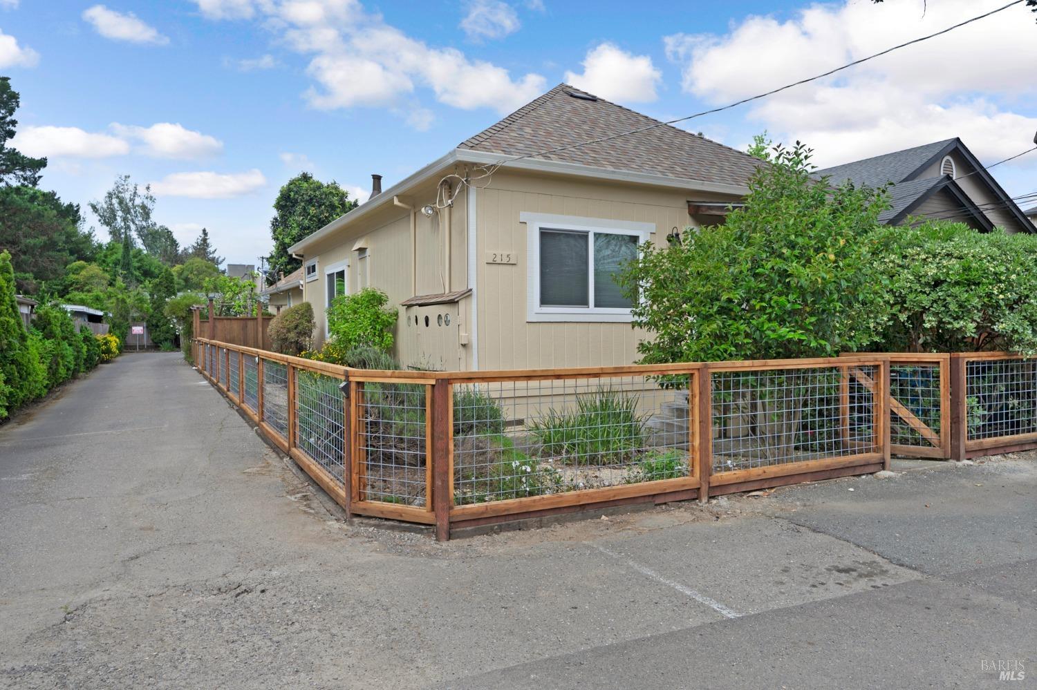 215 Iowa Street Santa Rosa CA 95401