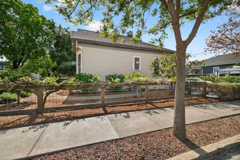 531-531 1/2 E Washington Street Petaluma CA 94952