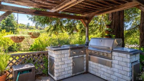 961 Chiquita Road Healdsburg CA 95448