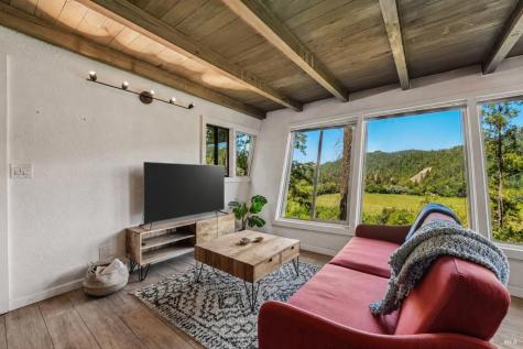 11688 Oak Road Forestville CA 95436