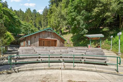 11688 Oak Road Forestville CA 95436