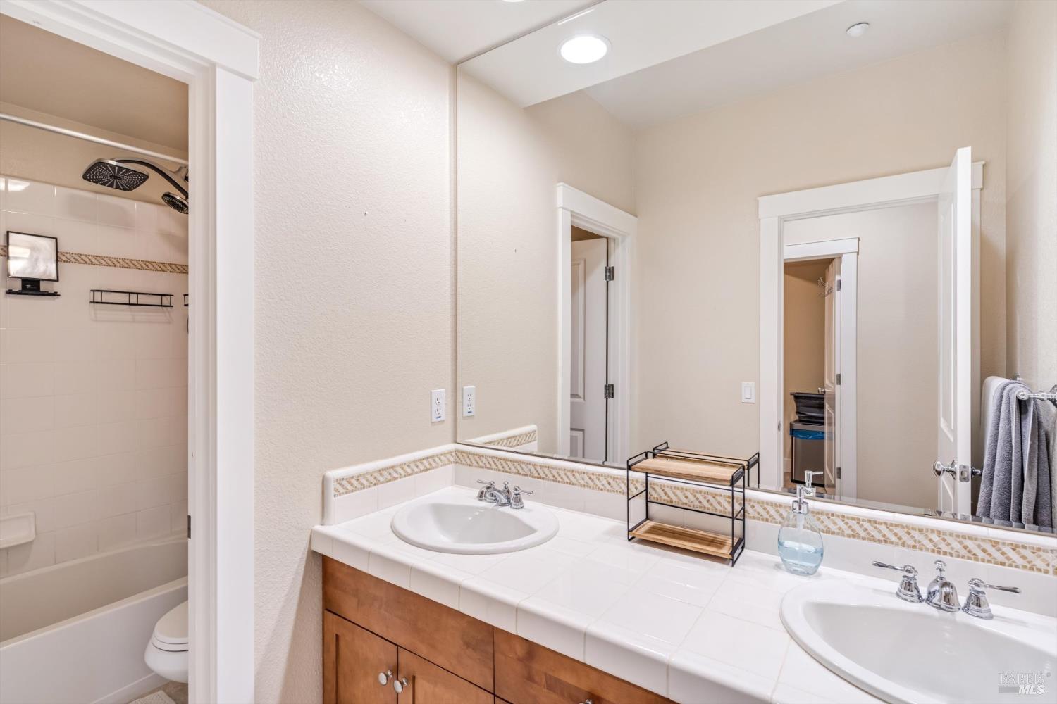 549 Port Circle Cloverdale CA 95425