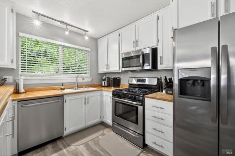 808 Milsom Place Windsor CA 95492