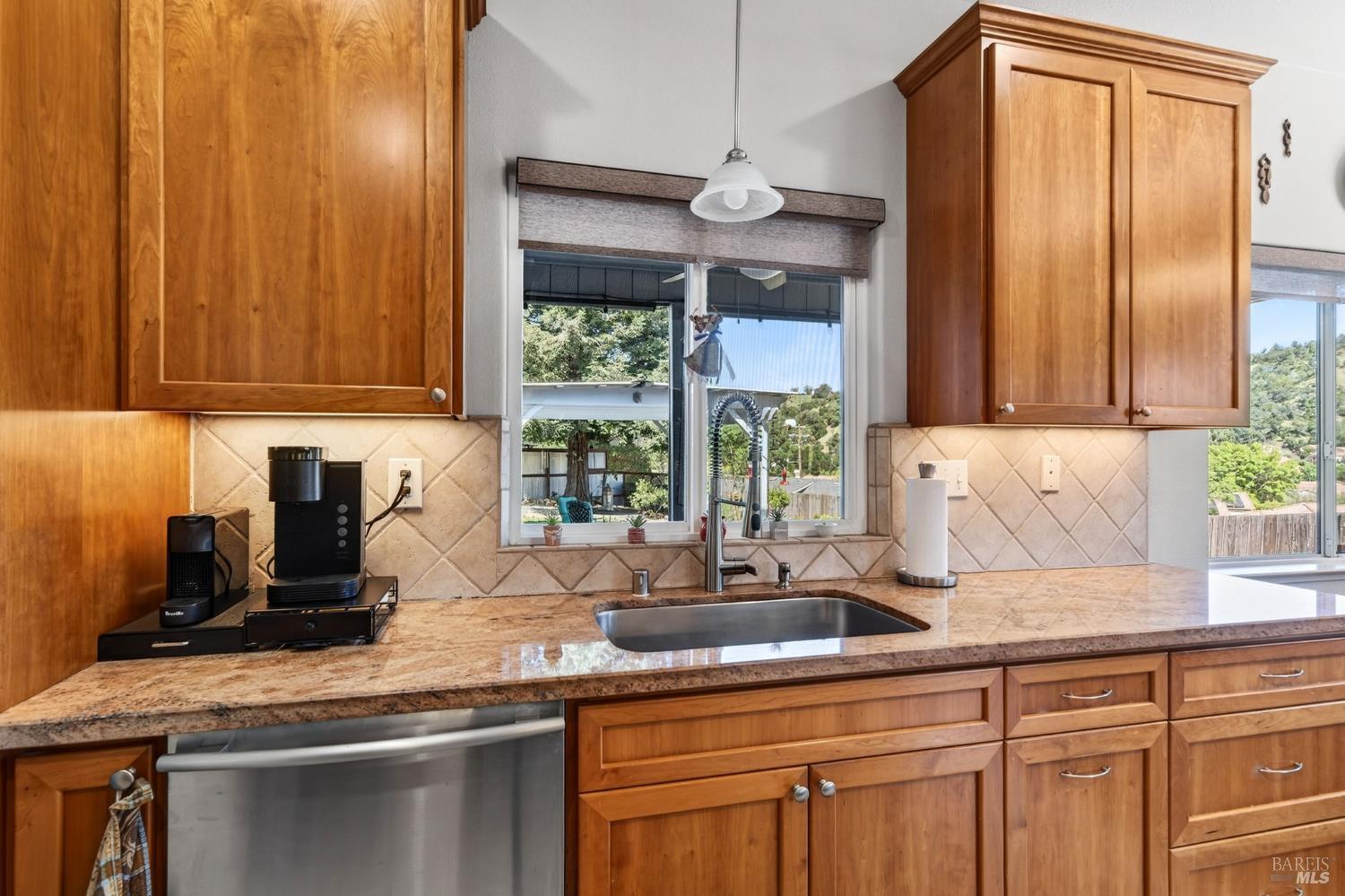 586 Hillside Drive Cloverdale CA 95425