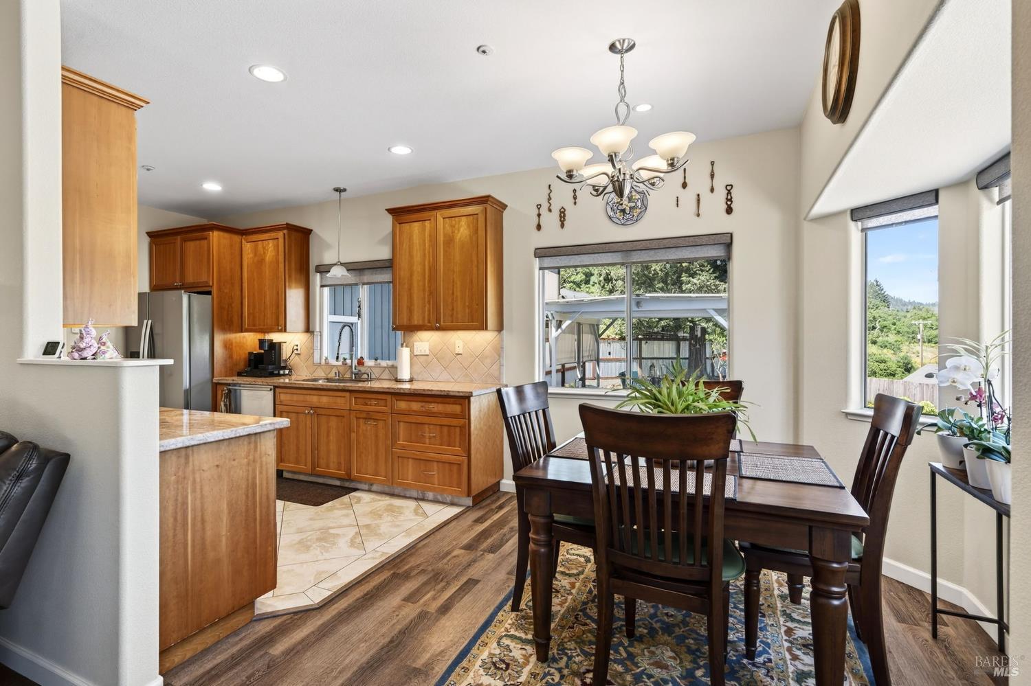 586 Hillside Drive Cloverdale CA 95425
