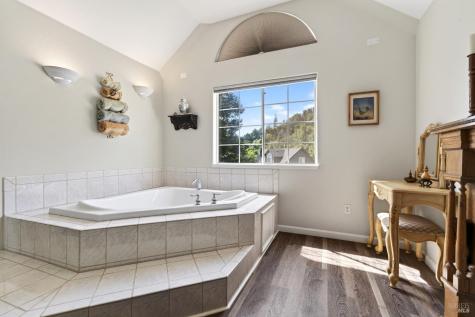 586 Hillside Drive Cloverdale CA 95425