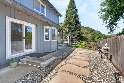 586 Hillside Drive Cloverdale CA 95425