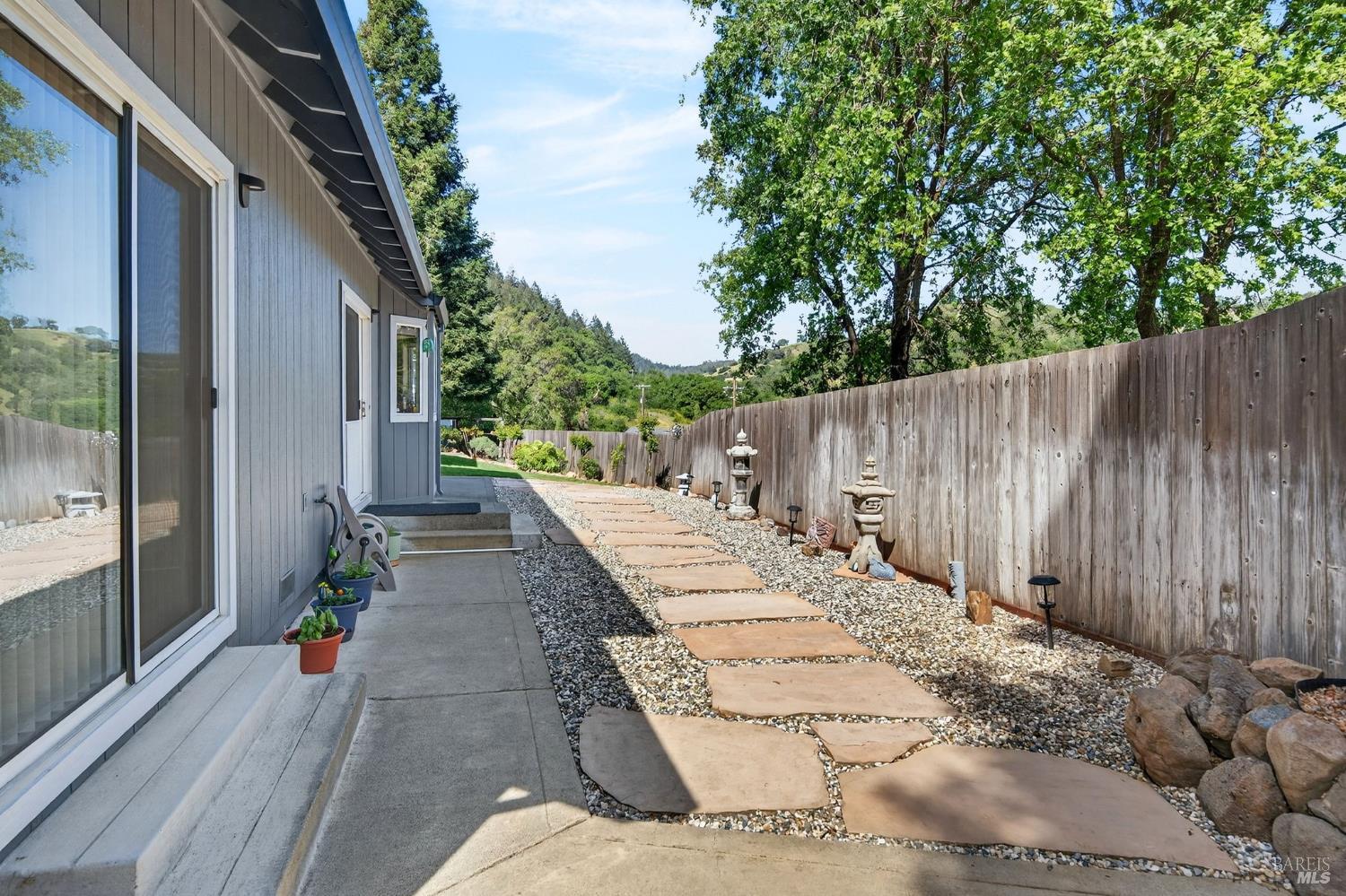 586 Hillside Drive Cloverdale CA 95425