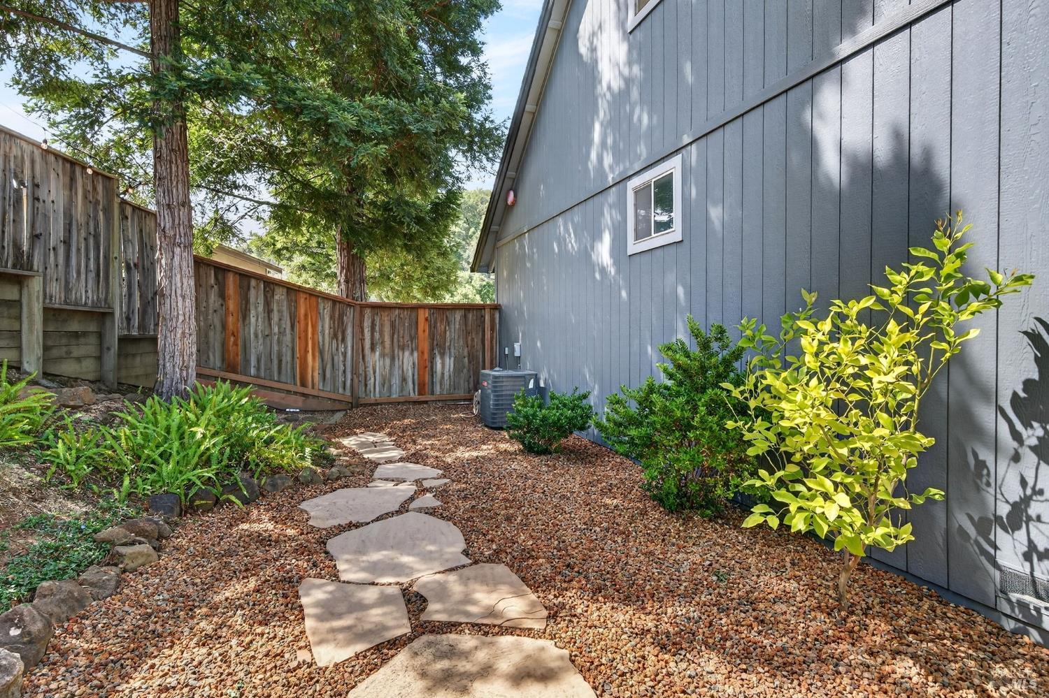 586 Hillside Drive Cloverdale CA 95425