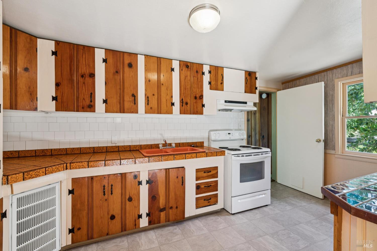 1840 Redwood Drive Healdsburg CA 95448