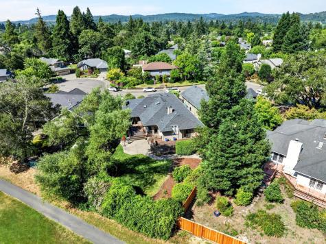 412 Fairway Court Healdsburg CA 95448