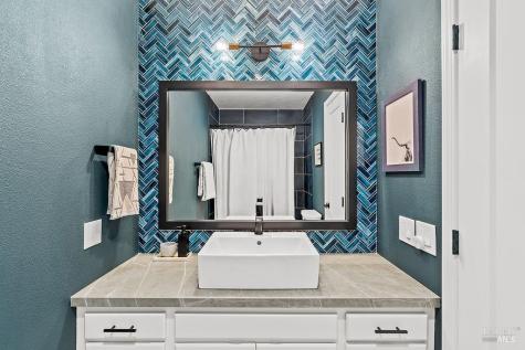 913 Valley View Drive Healdsburg CA 95448
