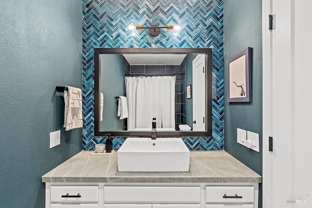 913 Valley View Drive Healdsburg CA 95448