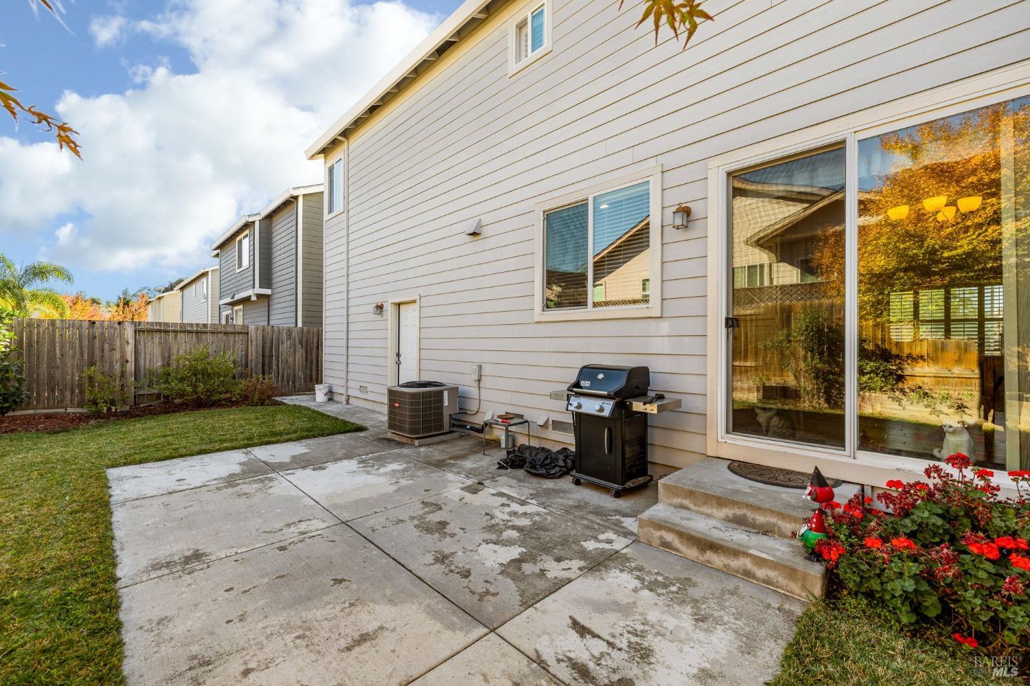 2448 Gilham Way Santa Rosa CA 95404