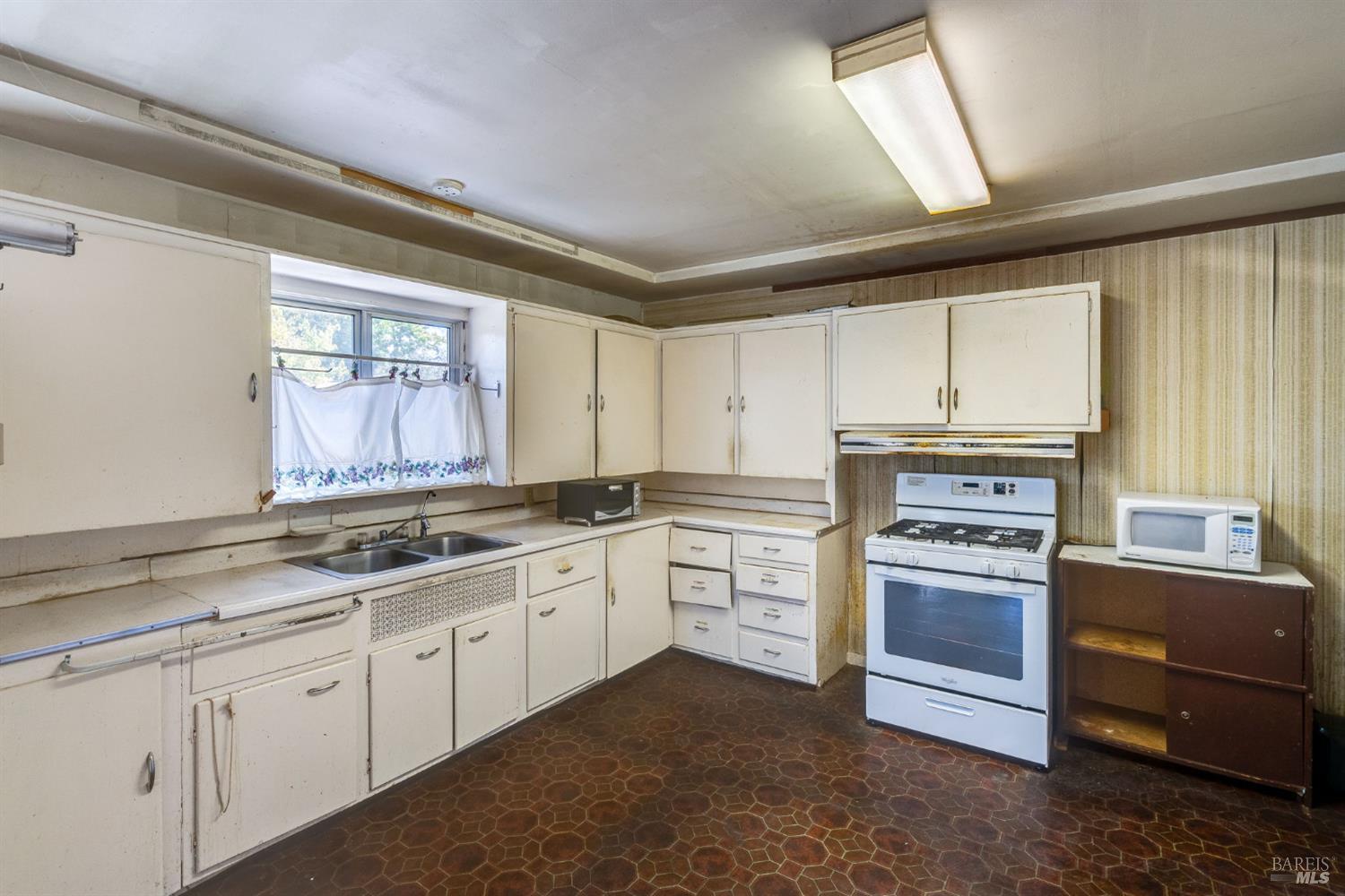 1103 Temple Avenue Santa Rosa CA 95404