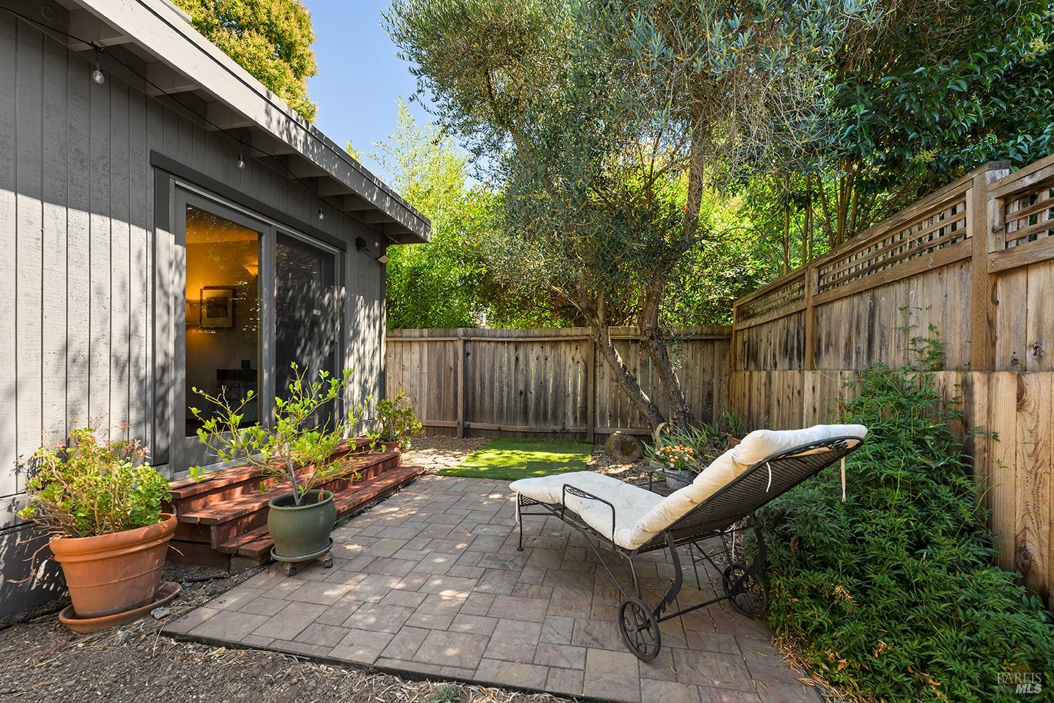 944 Summerfield Road Santa Rosa CA 95405