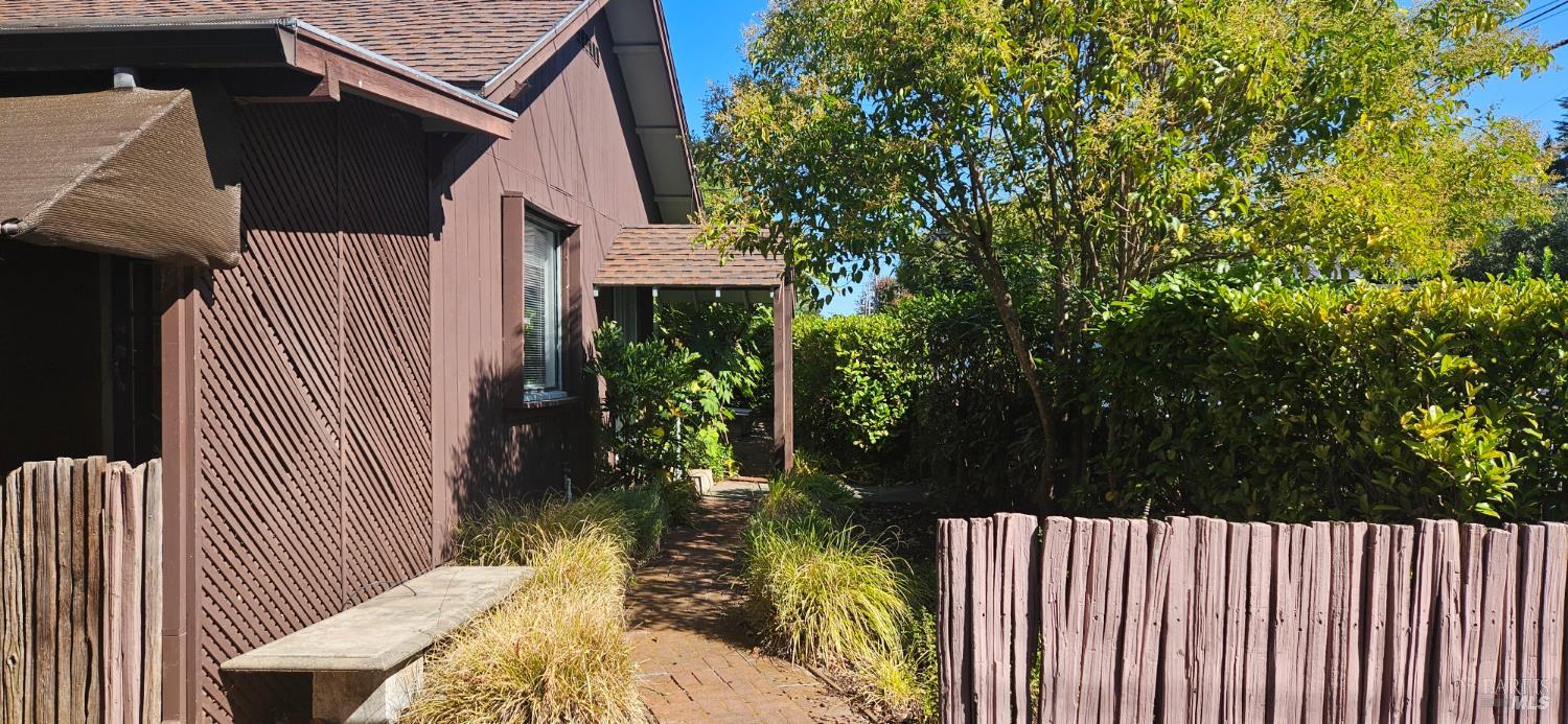 523 Center Street Healdsburg CA 95448