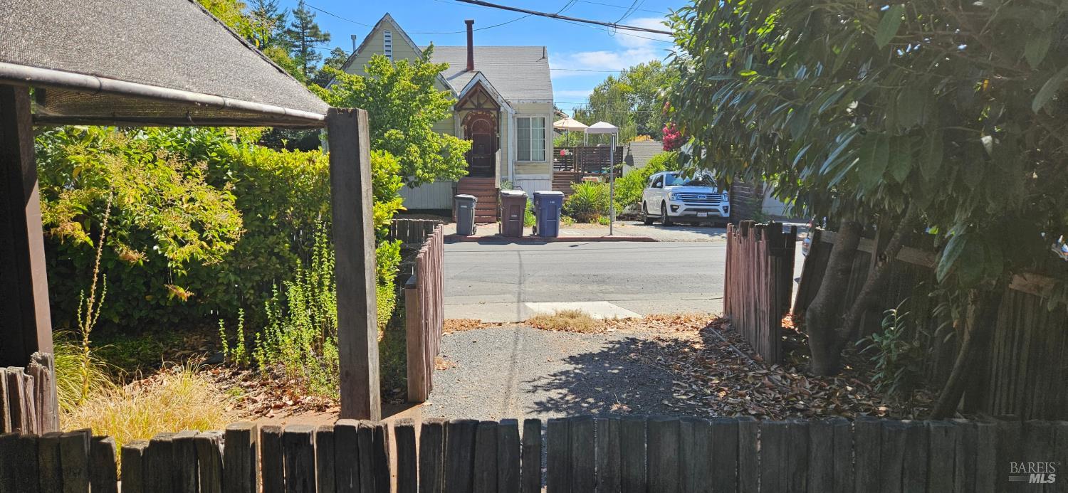 523 Center Street Healdsburg CA 95448