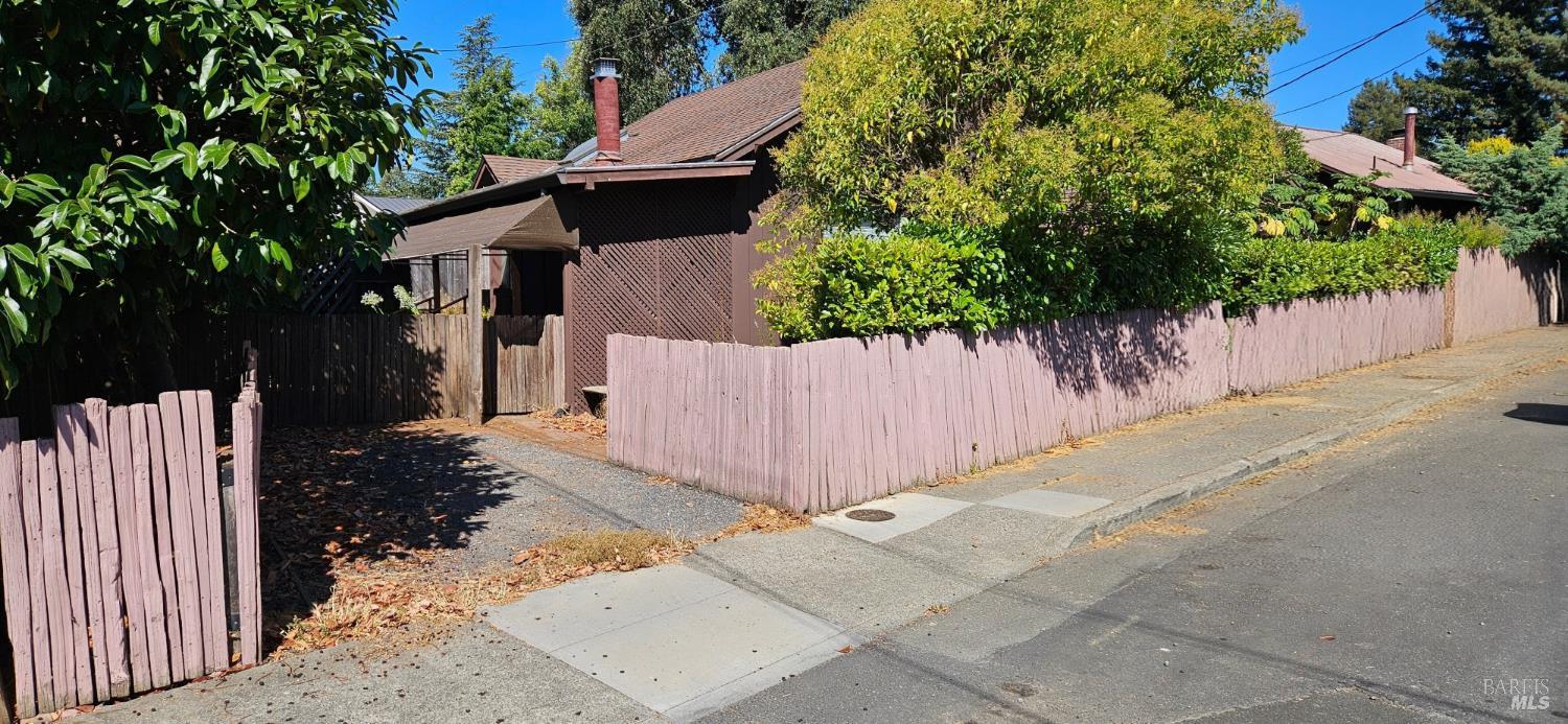 523 Center Street Healdsburg CA 95448
