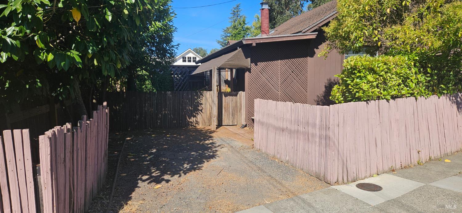 523 Center Street Healdsburg CA 95448