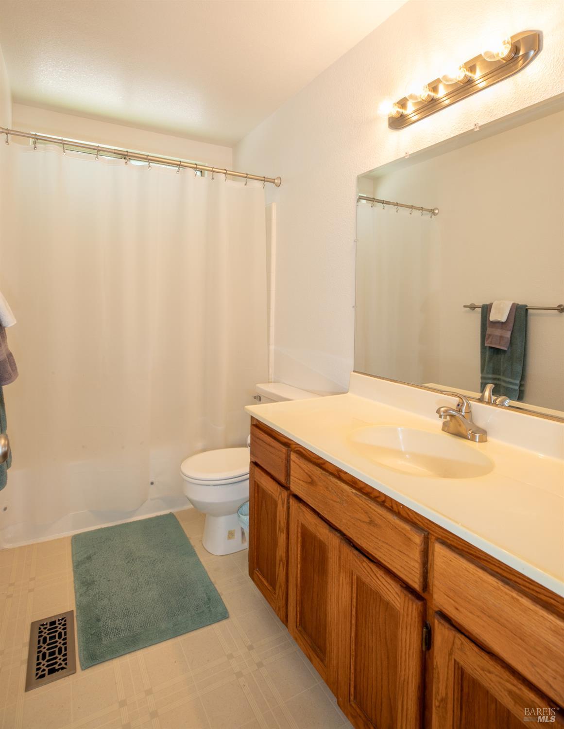 1621 Woodhue Avenue Santa Rosa CA 95403
