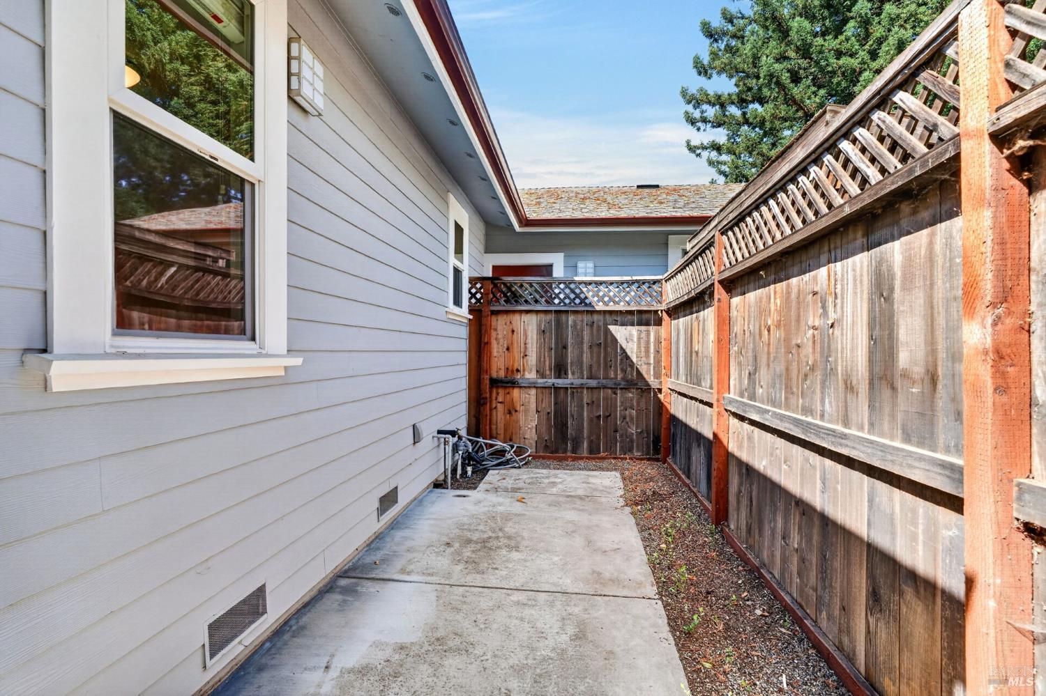 445-447 Monte Vista Avenue Healdsburg CA 95448