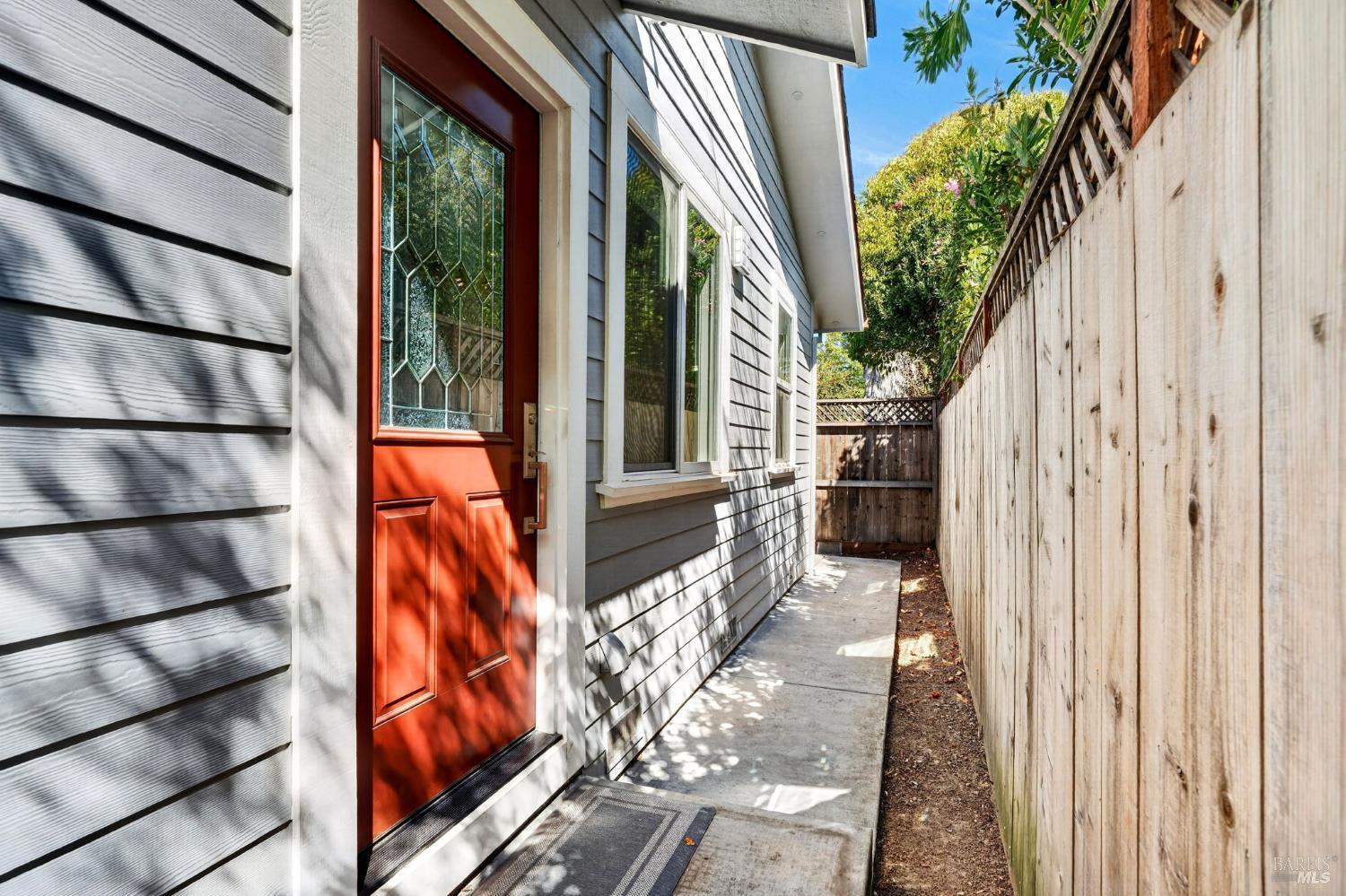 445-447 Monte Vista Avenue Healdsburg CA 95448