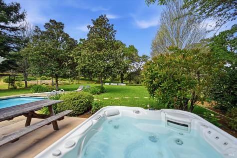 1541 Chablis Road Healdsburg CA 95448
