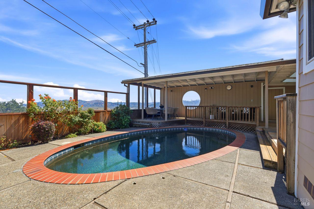 64 Via La Cumbre Greenbrae CA 94904