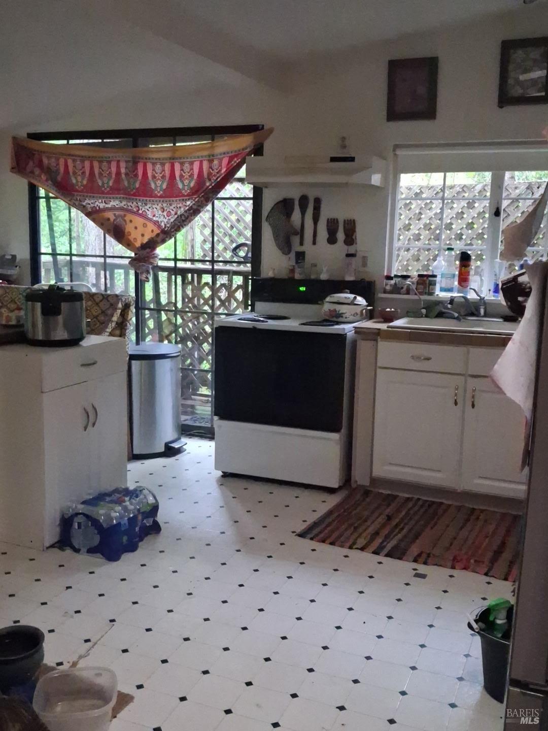 10113 Field Lane Forestville CA 95436