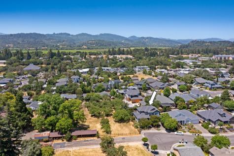 979 Lupine Court Healdsburg CA 95448
