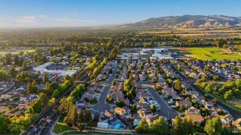 7200 Roxanne Lane Rohnert Park CA 94928