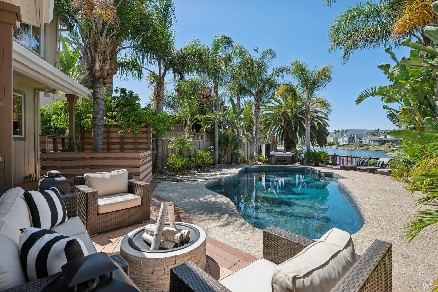 8 Del Oro Lagoon Novato CA 94949