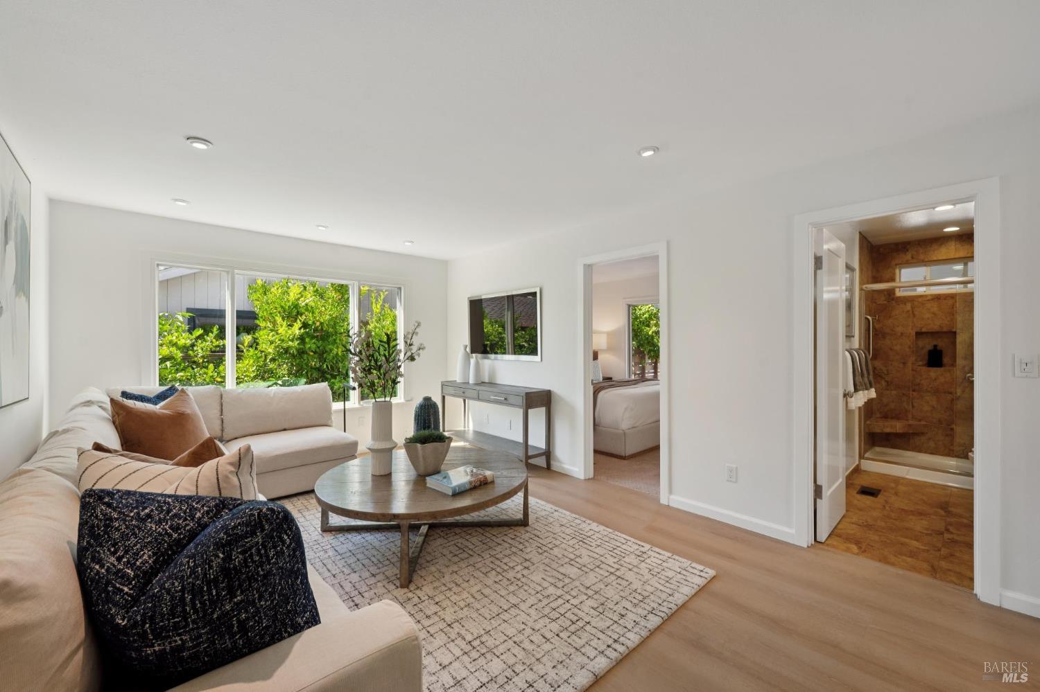 8 Del Oro Lagoon Novato CA 94949