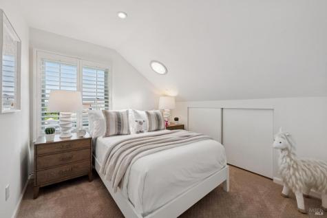 8 Del Oro Lagoon Novato CA 94949